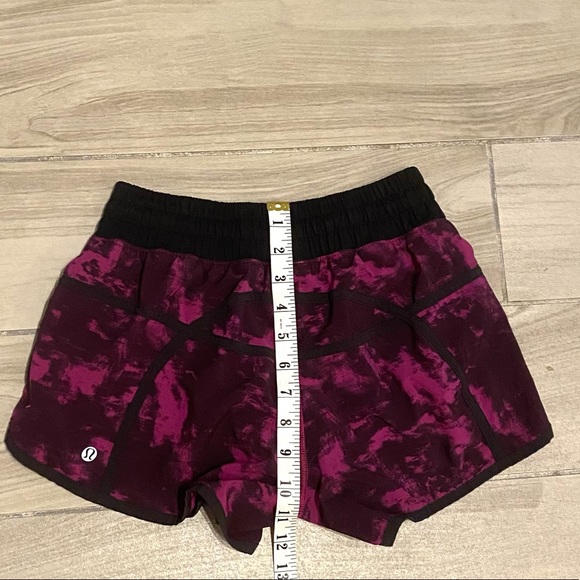 Lululemon Tracker Mid-Rise Running Shorts Size 4 - Picture 3 of 7